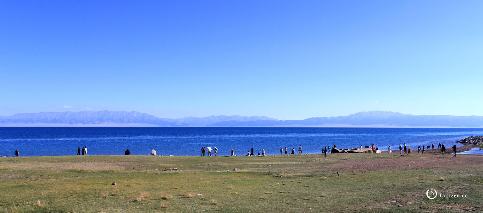 赛里木湖全景 远山